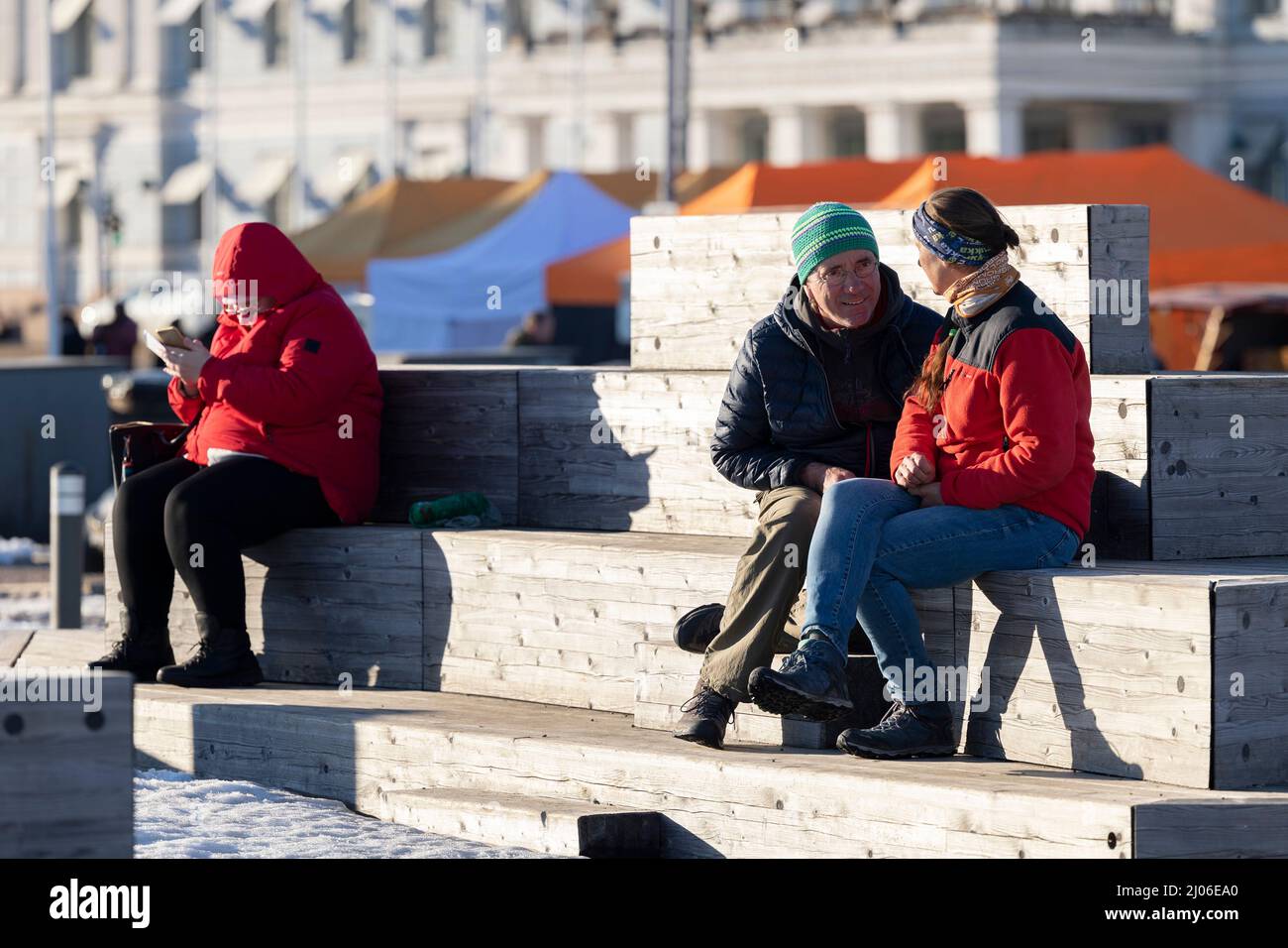 Helsinki, Finlandia. 16th Mar 2022. La gente si crogiolano al sole in un mercato di Helsinki, Finlandia, 16 marzo 2022. Credit: Matti Matikainen/Xinhua/Alamy Live News Foto Stock