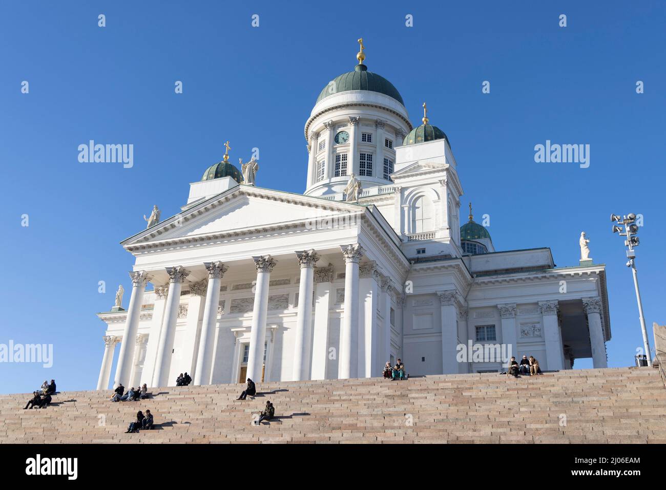 Helsinki, Finlandia. 16th Mar 2022. La gente si crogiola al sole alle scale della Cattedrale di Helsinki, in Finlandia, 16 marzo 2022. Credit: Matti Matikainen/Xinhua/Alamy Live News Foto Stock