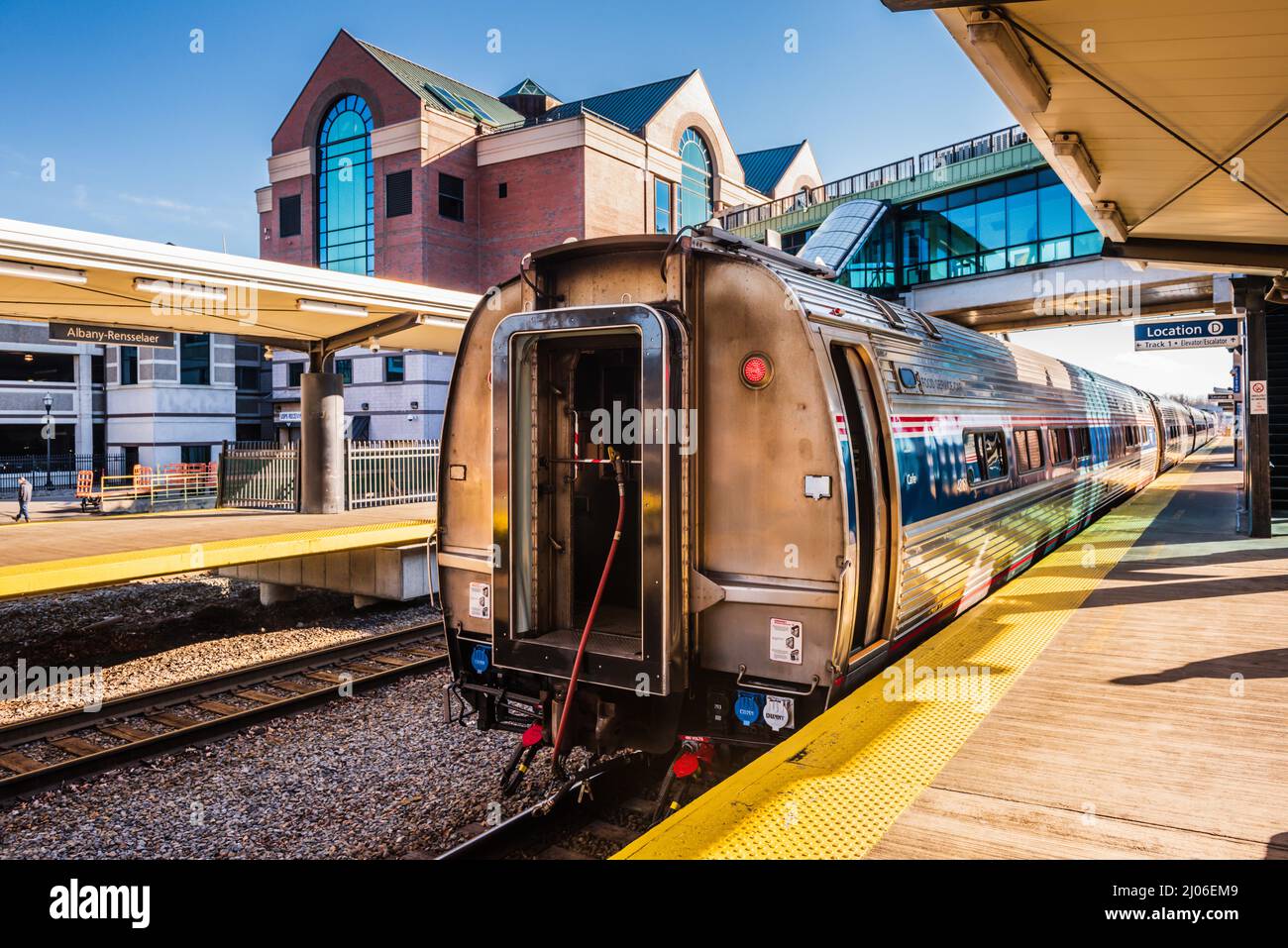 Rensselaer, NY / USA - 29 febbraio 2016: The Lake Shore Limited, un servizio notturno di treno passeggeri Amtrak tra Chicago e l'ONU nordorientale Foto Stock