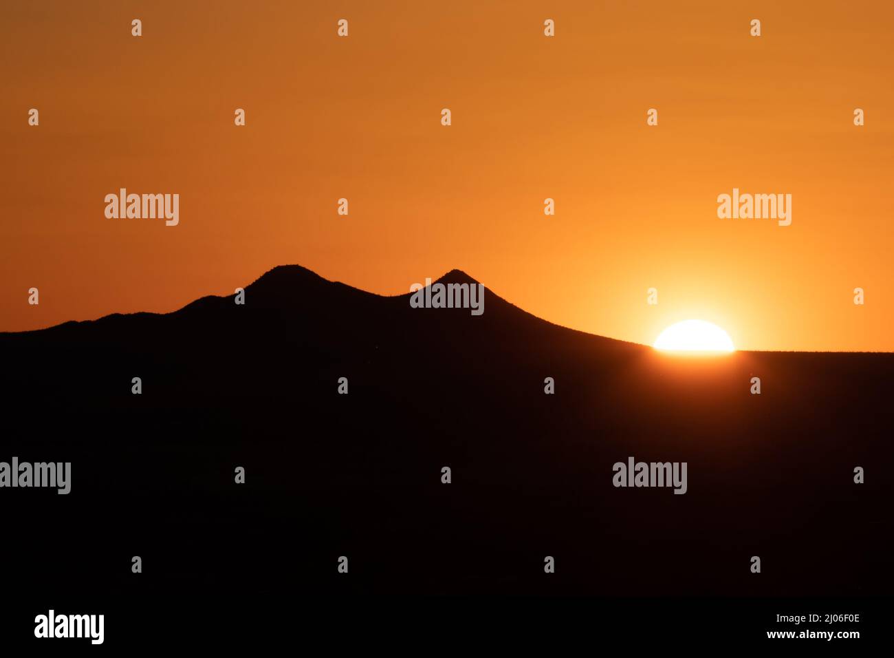 Silhouette di montagna di Tucson, Arizona, con tramonto sul sole dietro. Foto Stock