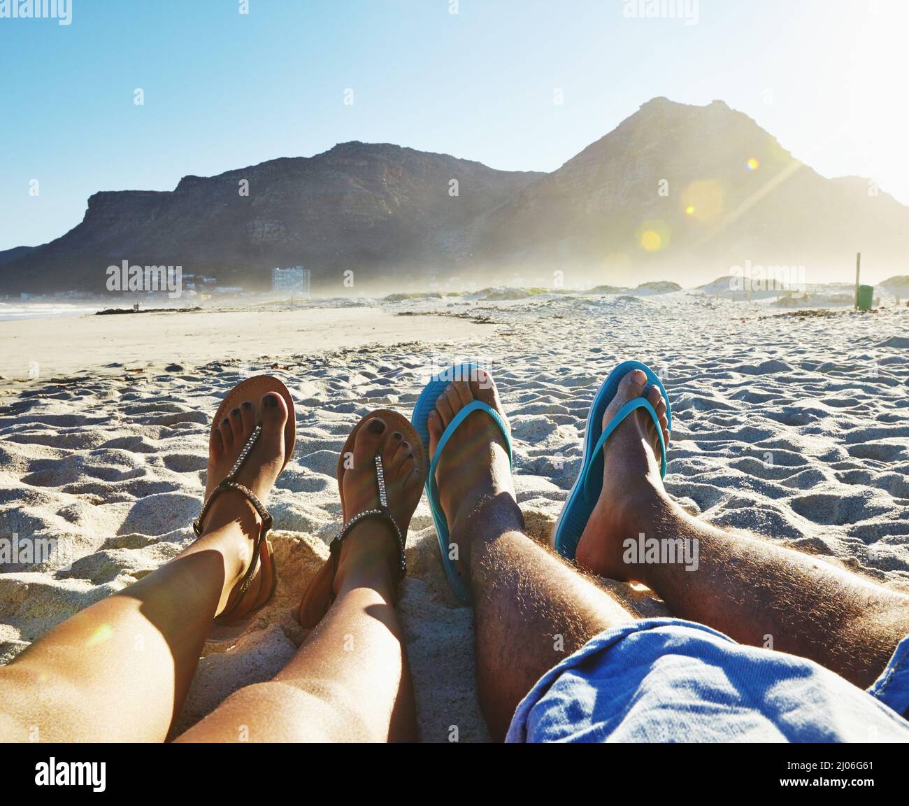 Appena chilin. Foto POV di una coppia che si rilassa sulla spiaggia. Foto Stock