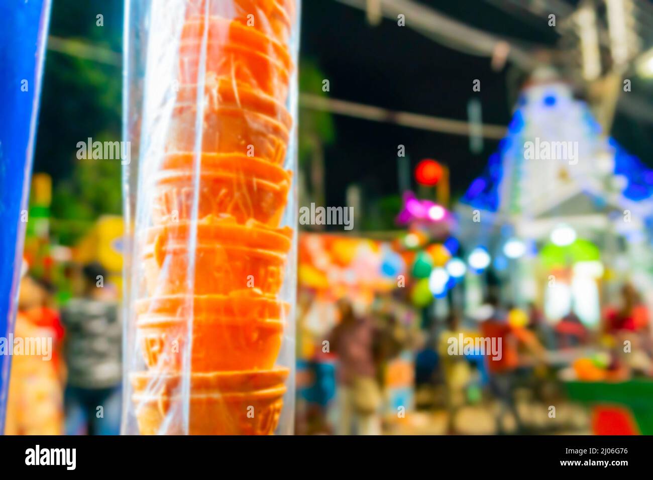 Immagine sfocata di Howrah, Bengala Occidentale, India. I coni colorati sono appesi dal satll gelato sul lato della strada, una delicatezza estiva, immagine di strada indiana. Foto Stock