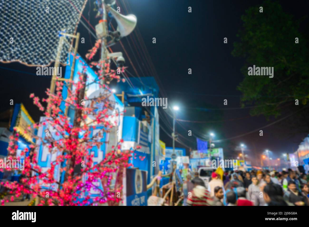 Immagine sfocata di Kolkata, Bengala Occidentale, India. I devoti indù camminano la sera al campo di transito di Gangasagar per visitare e ottenere le benedizioni di Sadhus. Foto Stock