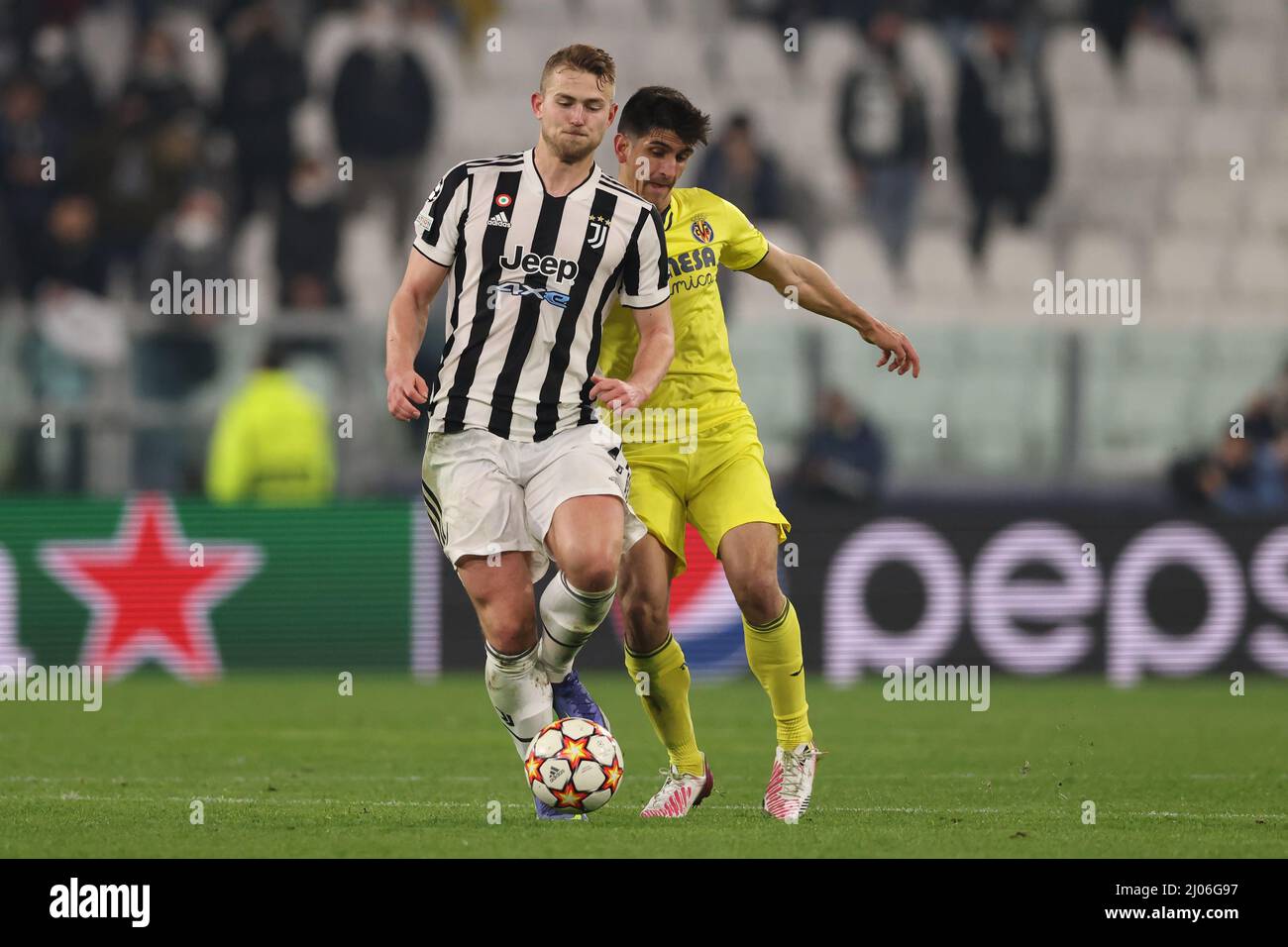 Torino, 16th marzo 2022. Gerard Moreno di Villarreal CF sfida Matthijs De ligt di Juventus durante la partita della UEFA Champions League allo Stadio Allianz di Torino. Il credito d'immagine dovrebbe essere: Jonathan Moscrop / Sportimage Foto Stock