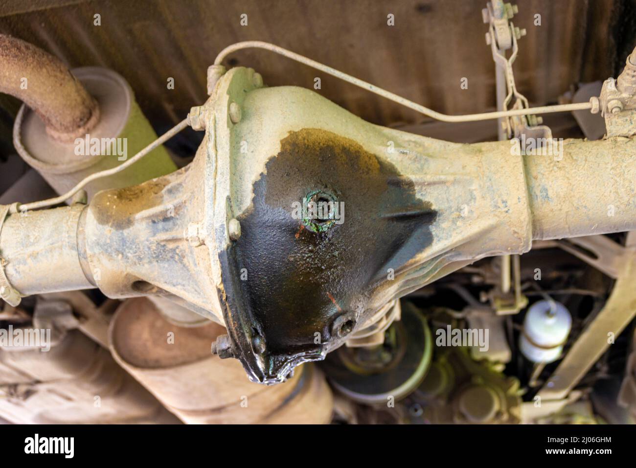 perdite di grasso dalla trasmissione dell'assale posteriore della vettura, che causa il surriscaldamento e il guasto del meccanismo, messa a fuoco selettiva Foto Stock