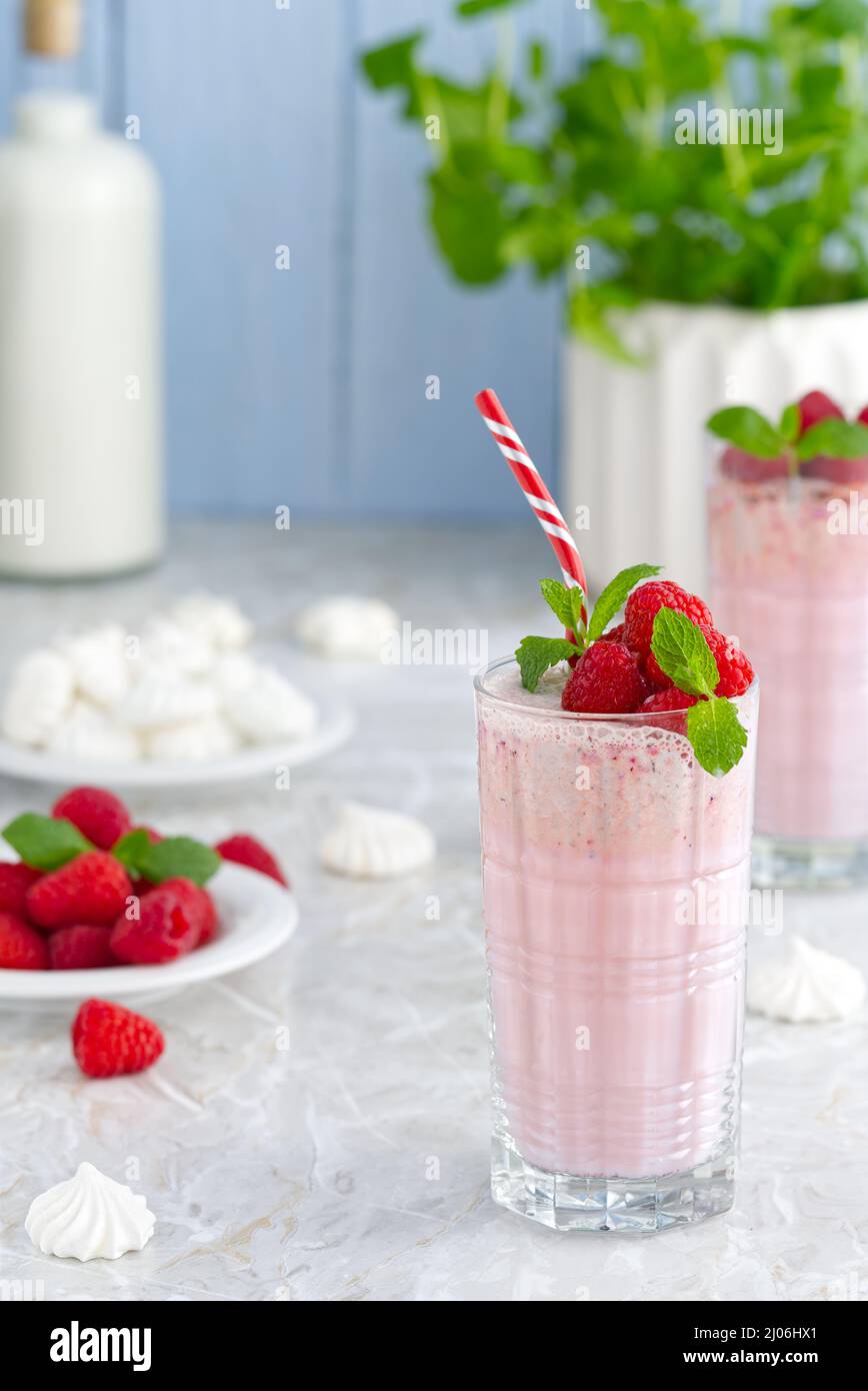 Cocktail analcolico con frullato al lampone. Concetto di perdita di peso per frullati Raspberry. Foto Stock