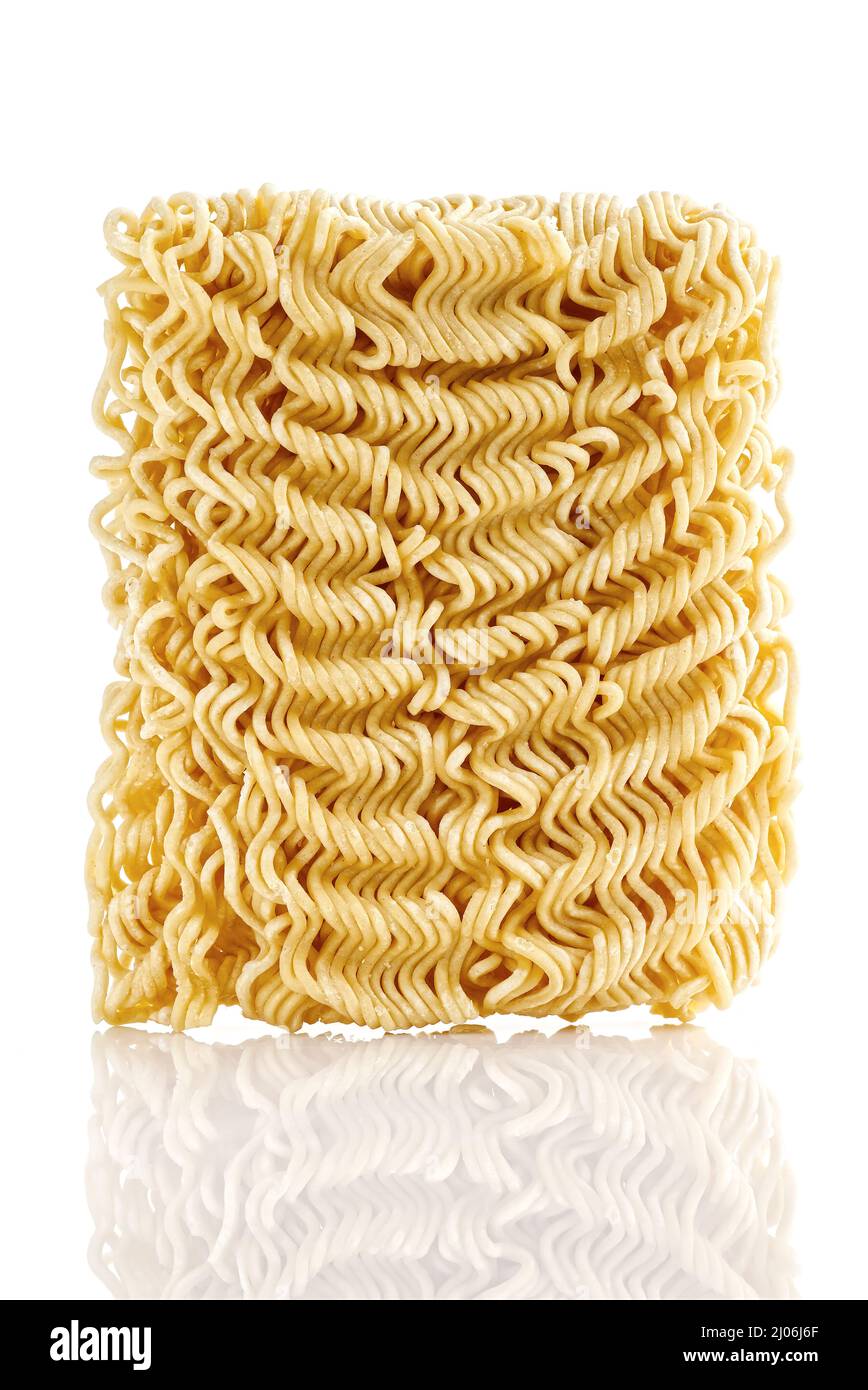 Spaghetti istantanei non cotti, isolati su sfondo bianco Foto Stock
