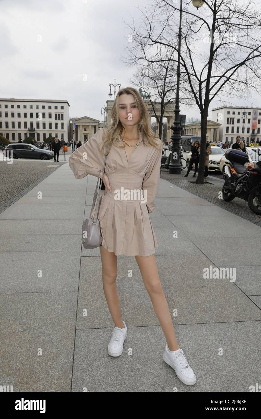 Lea Pietsch (Looscanal) bei der Anja Gockel Fashion Show 'Weltgewand(t)' auf der Fashion Week Berlino Autunno/Inverno 2022 im Hotel Adlon Kempinski. Berl Foto Stock