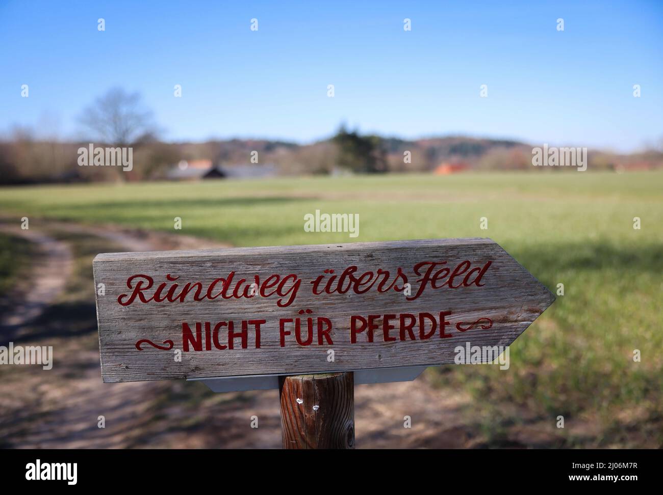 Panker, Germania. 11th Mar 2022. Un cartello che indica una "via circolare attraverso il campo" si trova presso la tenuta di Gut Panker della Hessische Hausstiftung. Per mantenere le grandi proprietà nello Schleswig-Holstein, sono necessarie imprese solide. Dove l'agricoltura e la silvicoltura non sono sufficienti, i signori e le Signore del maniero contano sui mercati e sugli eventi di Natale. (A dpa-Korr 'Vacanze nella fattoria davvero grande: Turismo immobiliare nel nord') Credit: Christian Charisius/dpa/Alamy Live News Foto Stock