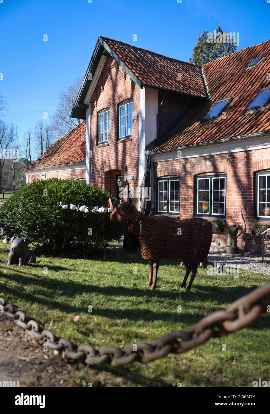 Panker, Germania. 11th Mar 2022. Un edificio storico con un negozio di idee per la casa e le tendenze dell'arredamento può essere visto presso la tenuta di Gut Panker di proprietà della Hessische Hausstiftung. Per preservare le grandi proprietà dello Schleswig-Holstein sono necessarie forti imprese commerciali. Dove l'agricoltura e la silvicoltura non sono sufficienti, i signori e le Signore del maniero contano sui mercati e sugli eventi di Natale. (A dpa-Korr 'Vacanze nella fattoria davvero grande: Turismo immobiliare nel nord') Credit: Christian Charisius/dpa/Alamy Live News Foto Stock
