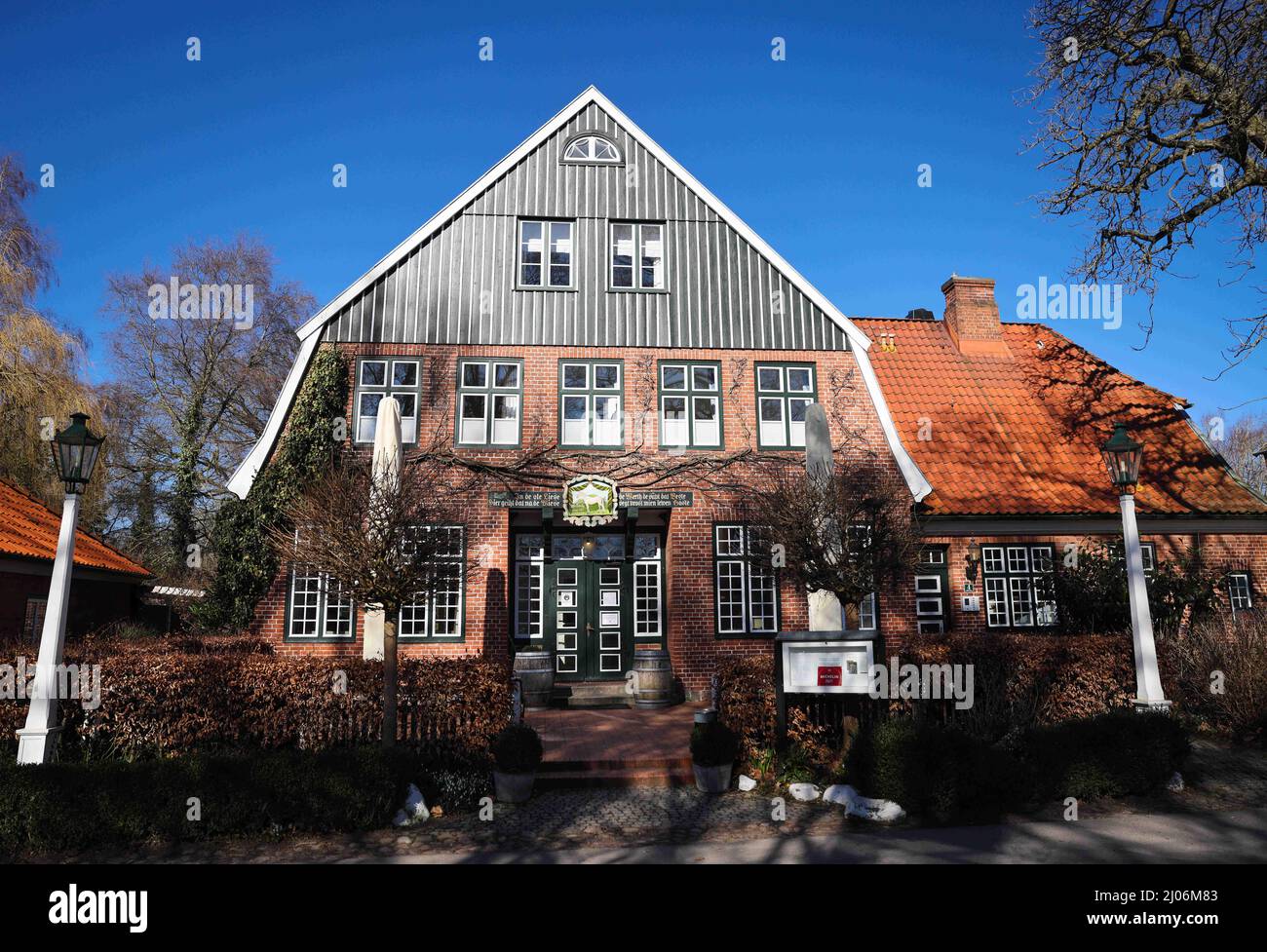 Panker, Germania. 11th Mar 2022. L'hotel-ristorante 'Ole-Liese' può essere visto nella tenuta 'Gut Panker' della Hessian House Foundation. Per preservare le grandi proprietà dello Schleswig-Holstein, sono necessarie forti imprese economiche. Dove l'agricoltura e la silvicoltura non sono sufficienti, i signori e le Signore del maniero contano sui mercati e sugli eventi di Natale. Credit: Christian Charisius/dpa/Alamy Live News Foto Stock