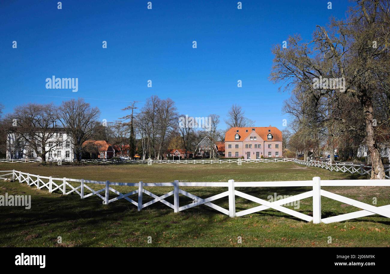 Panker, Germania. 11th Mar 2022. Vari edifici possono essere visti nella tenuta di Gut Panker della Hessian House Foundation. Per mantenere le grandi proprietà nello Schleswig-Holstein, sono necessarie imprese solide. Dove l'agricoltura e la silvicoltura non sono sufficienti, i signori e le Signore del maniero contano sui mercati e sugli eventi di Natale. (A dpa-Korr 'Vacanze nella fattoria davvero grande: Turismo immobiliare nel nord') Credit: Christian Charisius/dpa/Alamy Live News Foto Stock