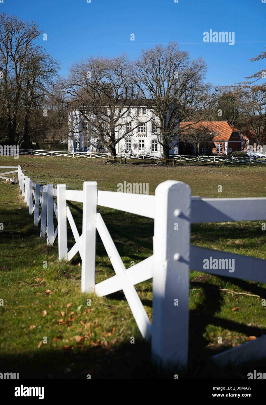 Panker, Germania. 11th Mar 2022. Vari edifici possono essere visti nella tenuta di Gut Panker della Hessian House Foundation. Per mantenere le grandi proprietà nello Schleswig-Holstein, sono necessarie imprese solide. Dove l'agricoltura e la silvicoltura non sono sufficienti, i signori e le Signore del maniero contano sui mercati e sugli eventi di Natale. (A dpa-Korr 'Vacanze nella fattoria davvero grande: Turismo immobiliare nel nord') Credit: Christian Charisius/dpa/Alamy Live News Foto Stock