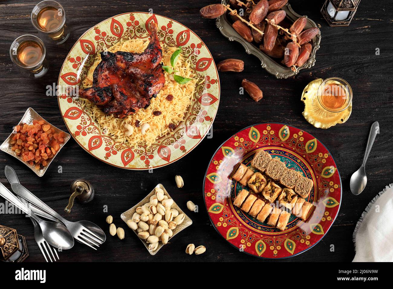 Cucina araba: Pranzo tradizionale mediorientale, anche Ramadan Iftar. Il pasto mangiato dai musulmani dopo il tramonto durante il Ramadan. Assortimento di Orie egiziane Foto Stock