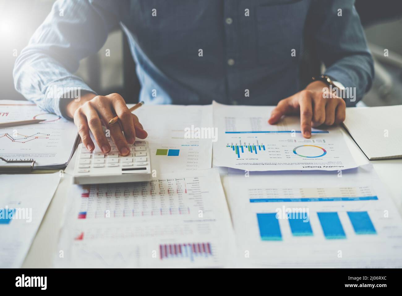 Presso l'ufficio contabilità. Businessman calcolo delle fatture, tasse e bilancio di controllo della società. Statistiche e credito analytic per il concetto di pagamento ipotecario. Foto Stock