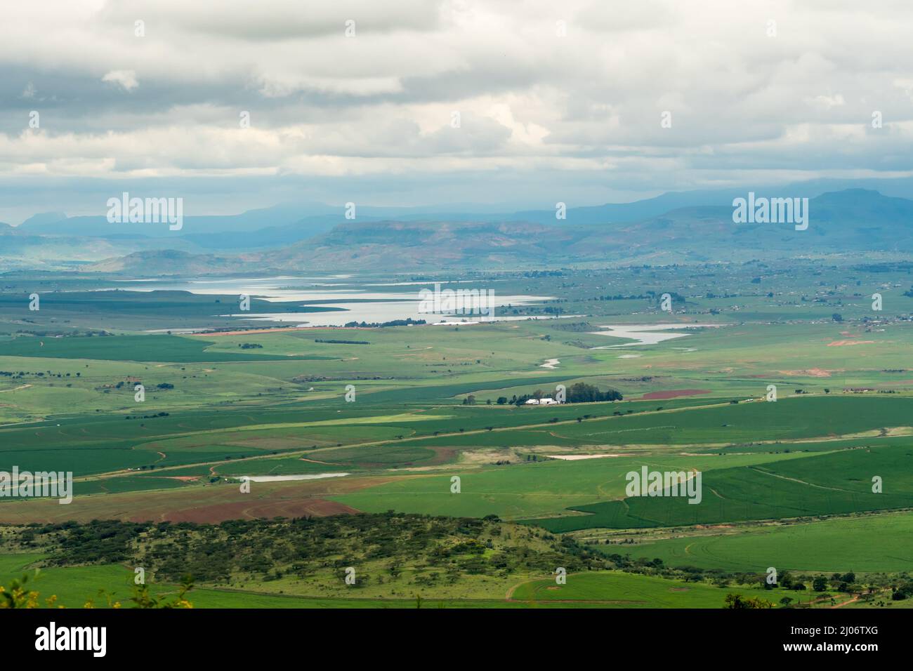 Paesaggio agricolo, fattorie, terreni agricoli, area agricola a KwaZulu-Natal, Sud Africa vista dall'alto o dall'alto Foto Stock