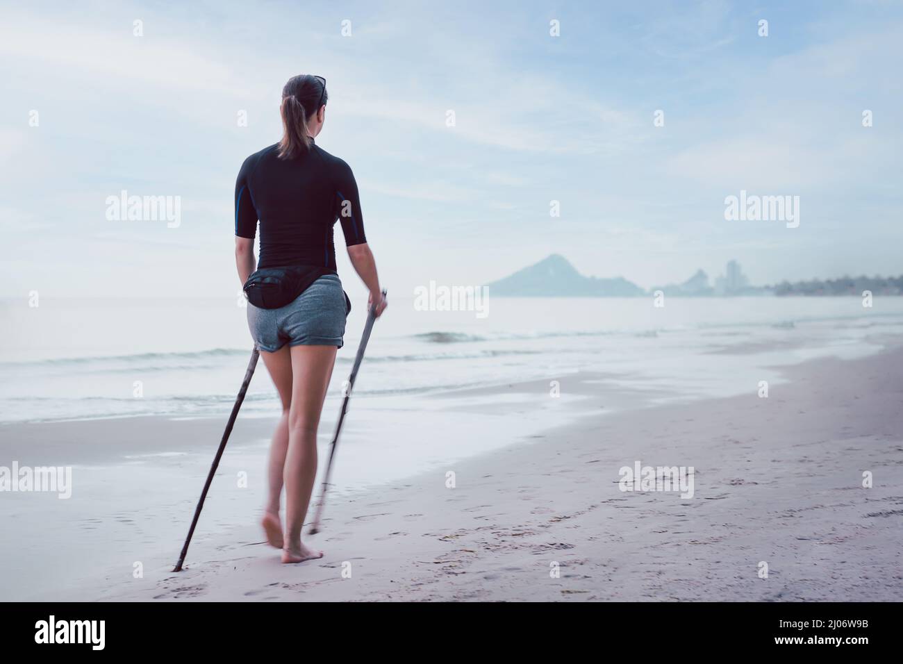 Donna che si muove sulla spiaggia sfocatura movimento. Stile di vita attivo e sano. Foto Stock