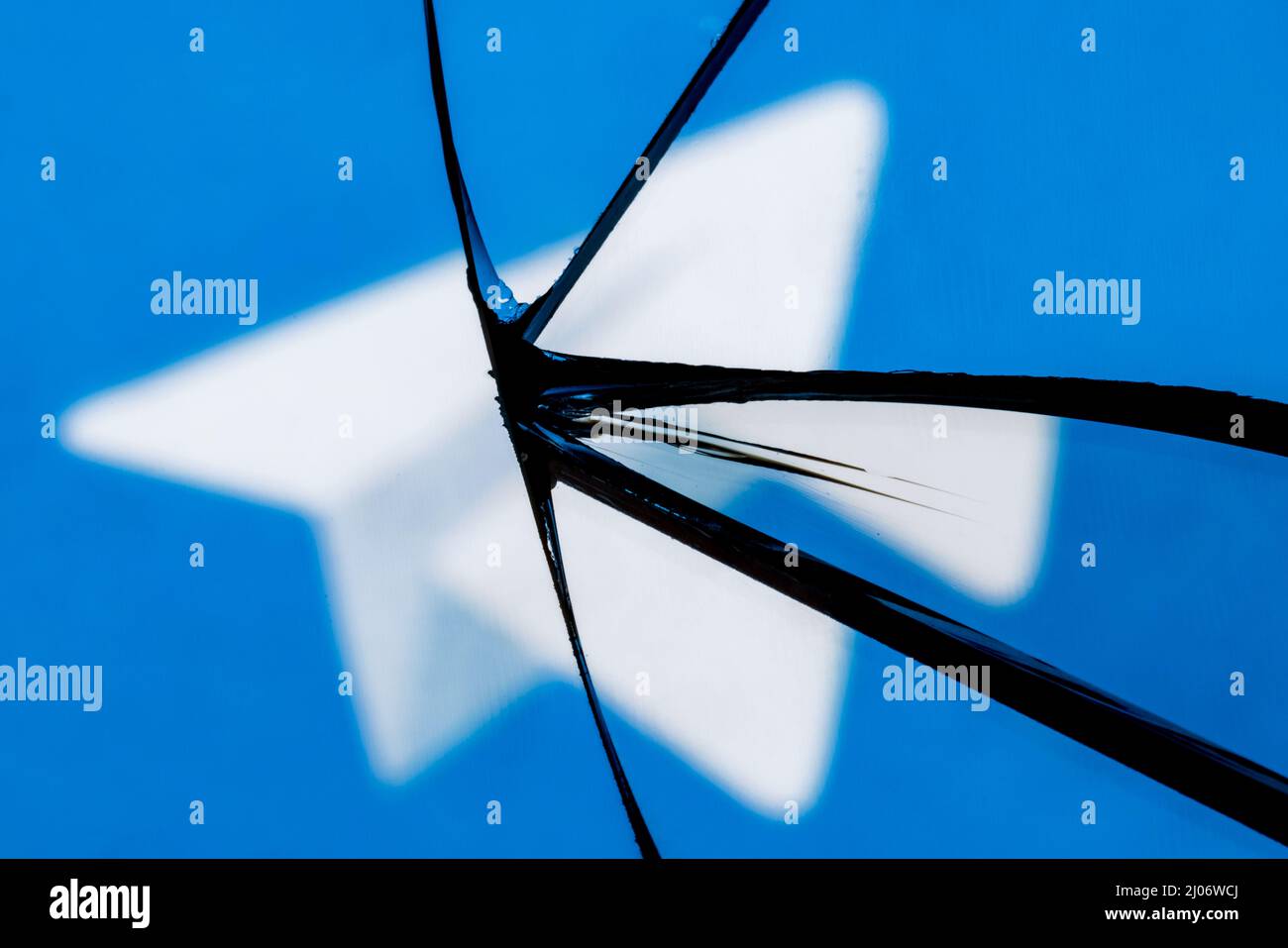 Logo del messaggero telegramma in riflesso di uno specchio rotto. Il concetto di problemi nel lavoro del telegramma. Foto Stock