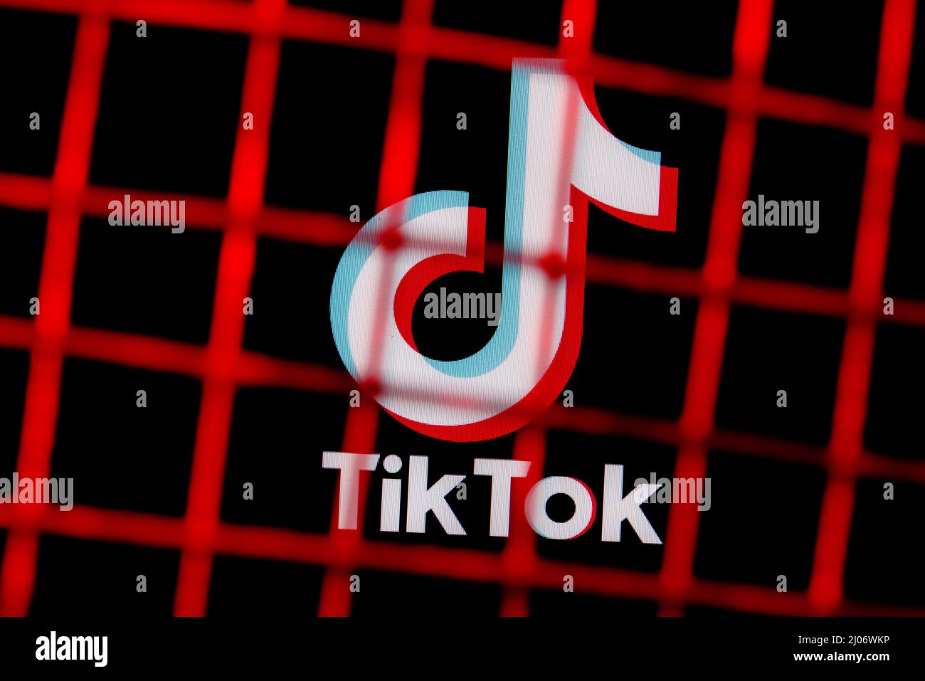 Il logo del social network TikTok dietro le barre. Il concetto di censura e divieto di TikTok. Foto Stock