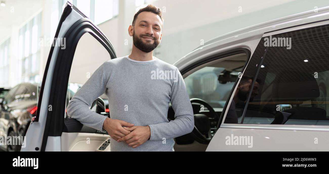 assicurazione auto e vita per conducente e passeggeri, uomo felice e tranquillo Foto Stock
