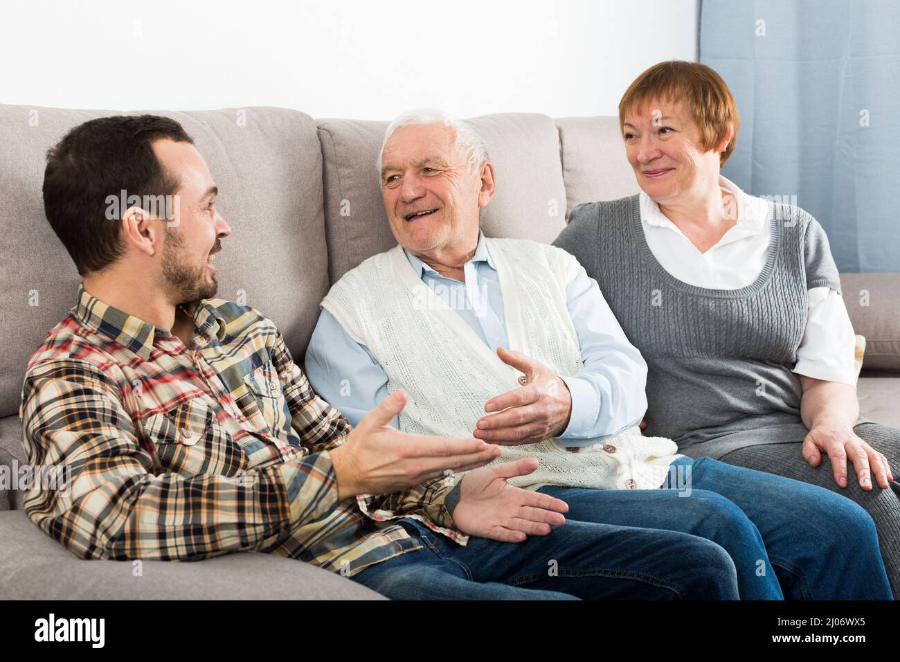 Coppia madre e padre e figlio felice di trascorrere del tempo insieme a casa Foto Stock