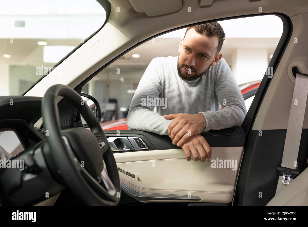 l'uomo ha pensato di acquistare una nuova auto e una polizza assicurativa Foto Stock