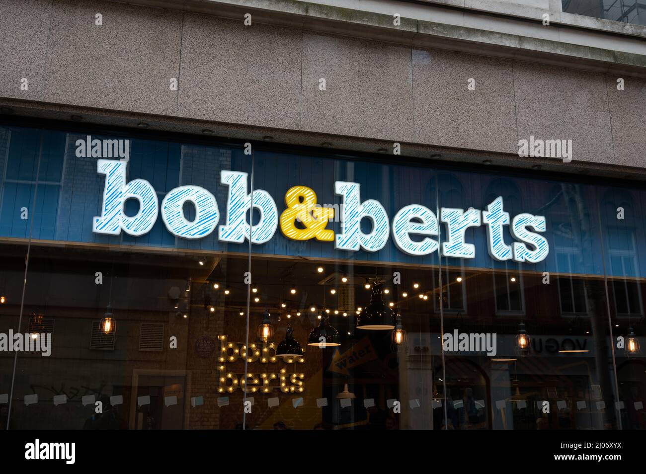 Belfast, UK- 19 febbraio 2022: Il cartello per Bob&Berts a Belfast, Irlanda del Nord. Foto Stock
