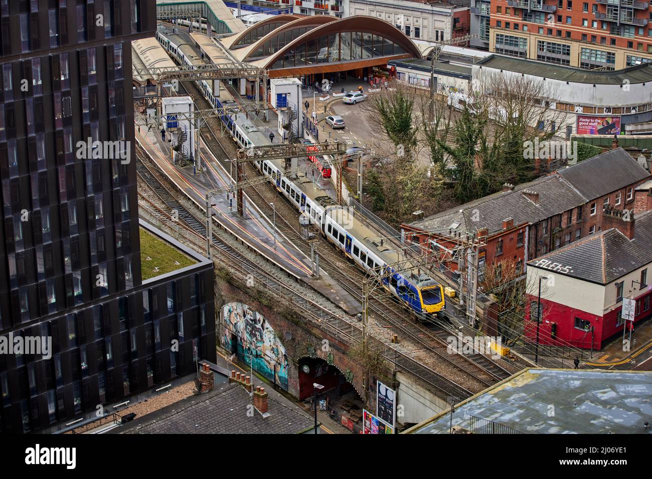 Treno locale del nord alla stazione di Oxford Road Foto Stock