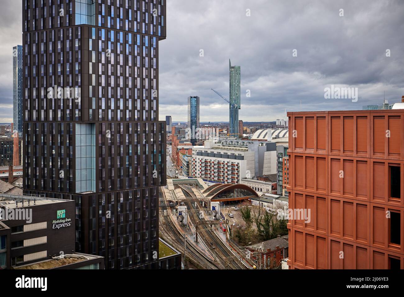 La stazione di Oxford Road tra lo skyline di Manchester che cambia Foto Stock