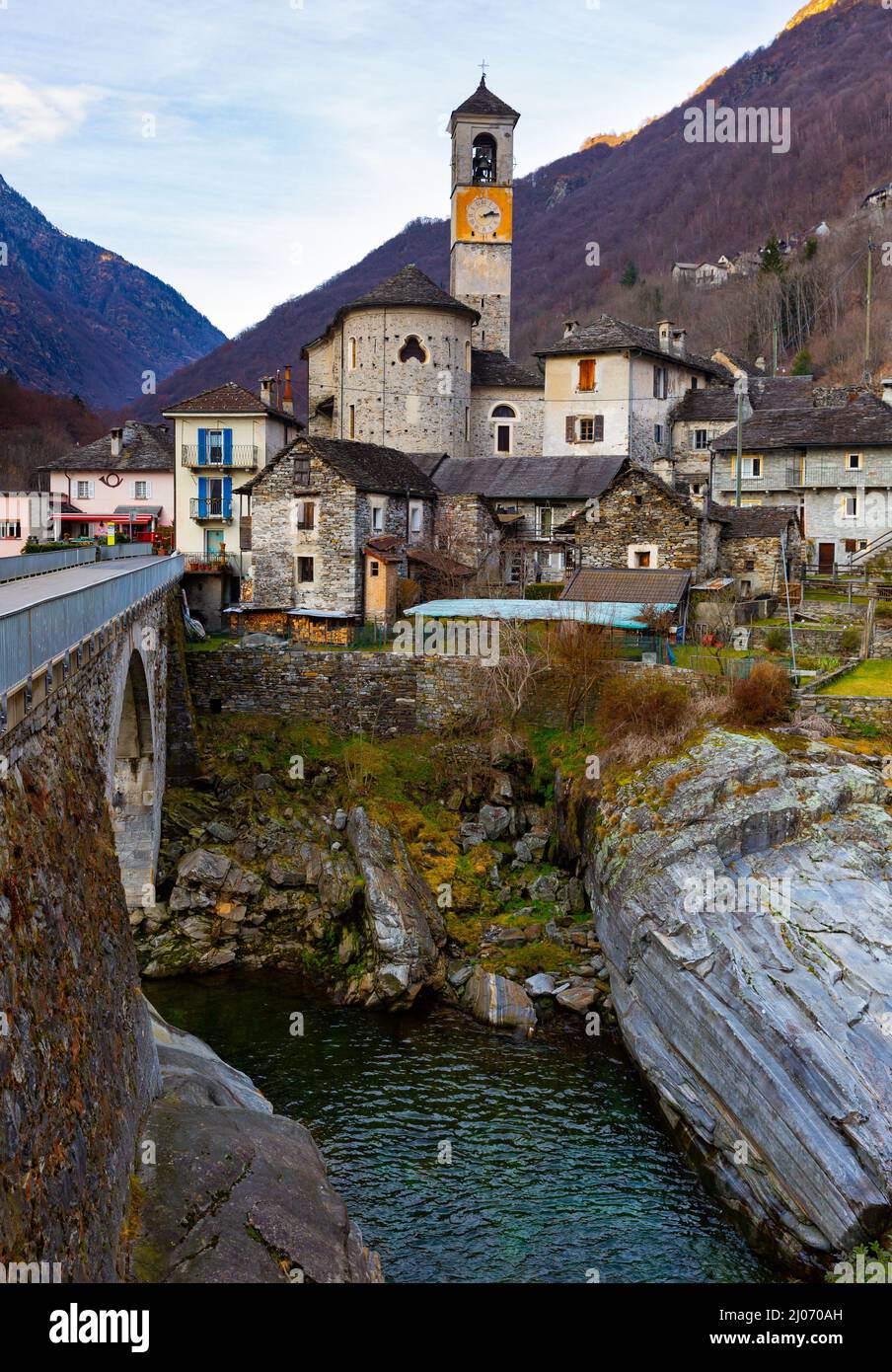 Villaggio di Lavertezzo nella valle del fiume Verzasca circondata dalle Alpi, Svizzera Foto Stock