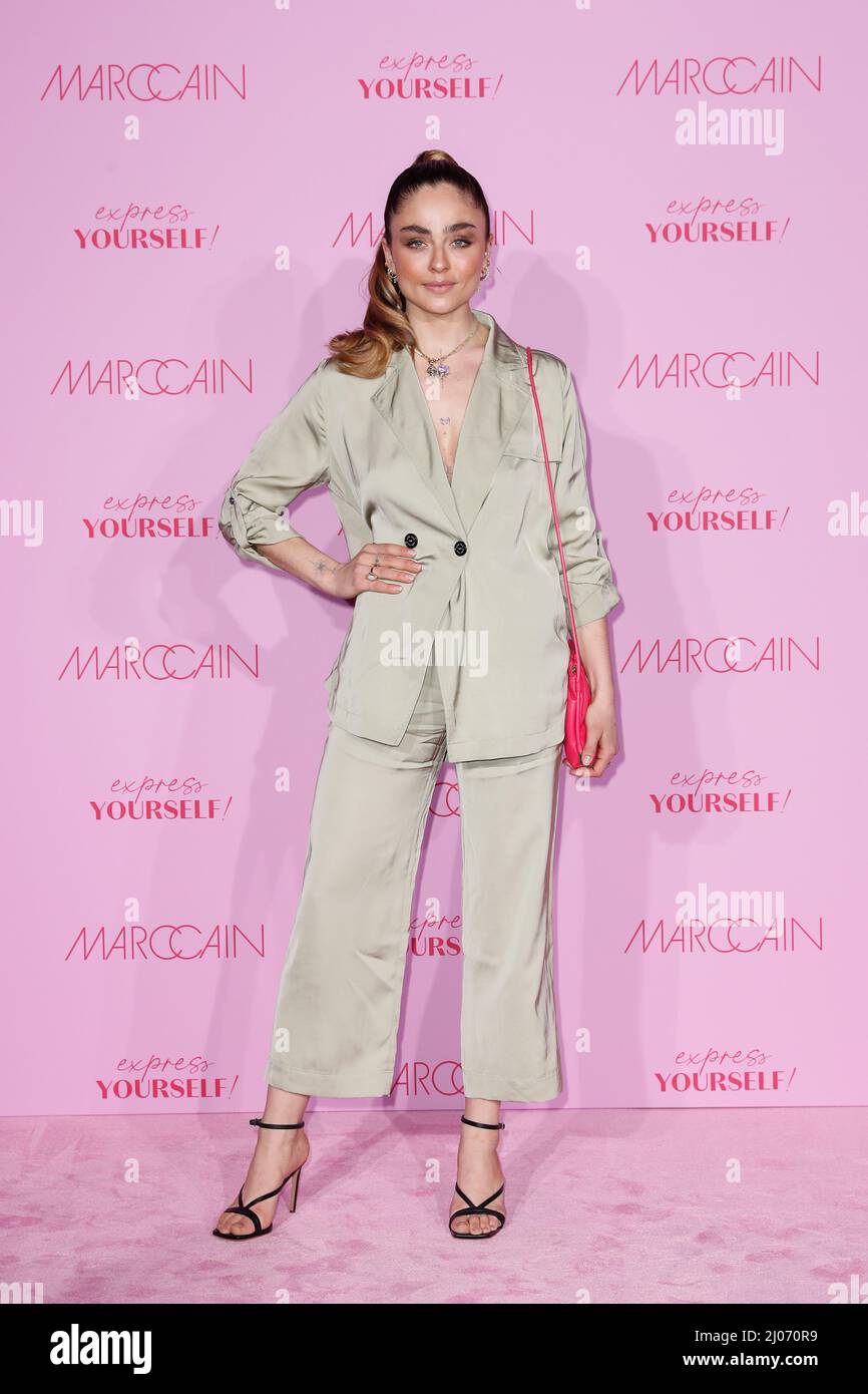 Berlino, Germania. 16th Mar 2022. Berlin Fashion Week: Sofia Tsakiridou arriva al Wintergarten Varieté per la mostra dell'etichetta Marc Cain e si erge sul tappeto rosa. Credit: Gerald Matzka/dpa/Alamy Live News Foto Stock