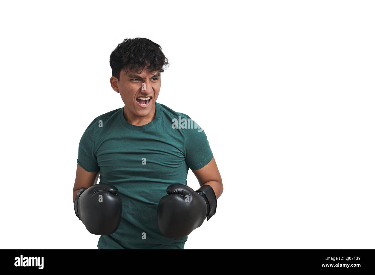 Giovane pugile peruviano che fa un grido di battaglia, isolato. Foto Stock