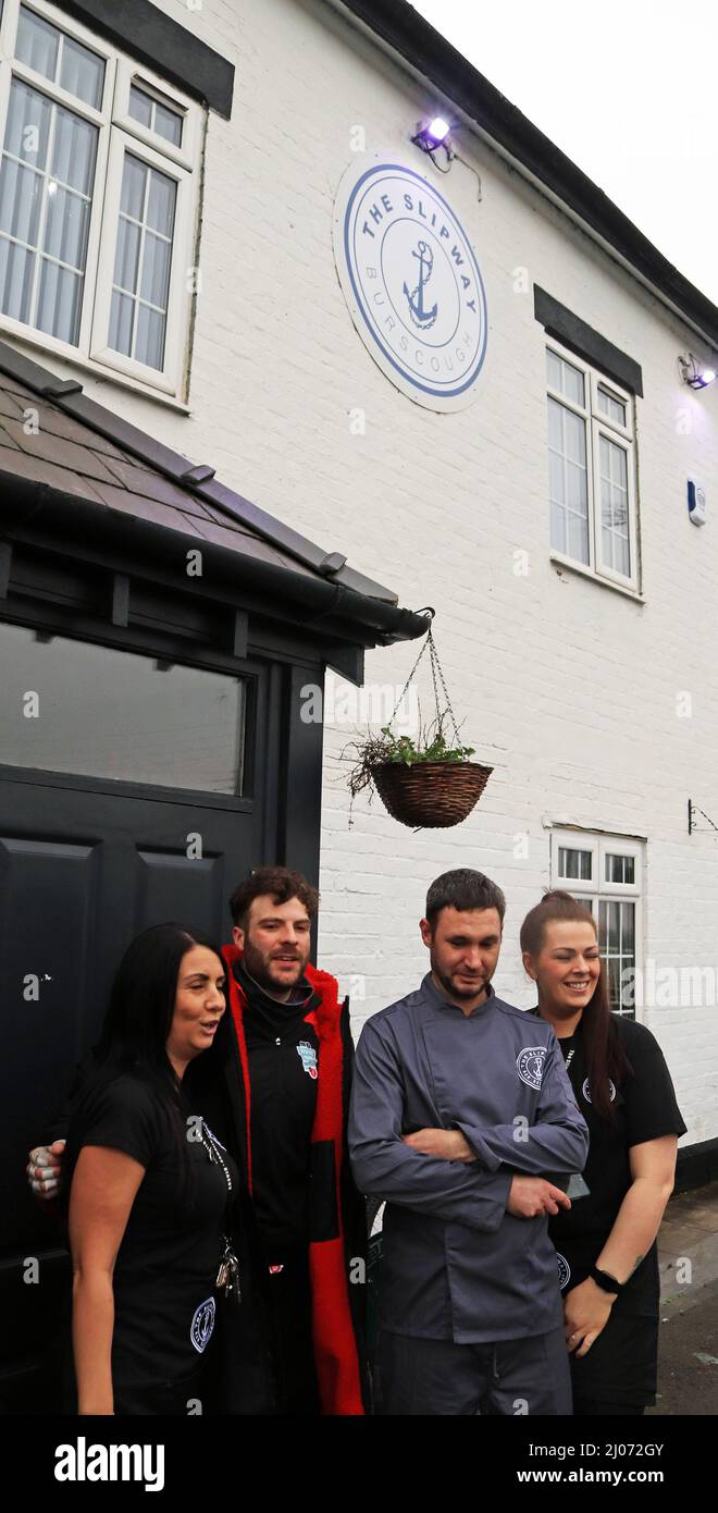 La radio 1 DJ Jordan North ha preso a casa sul canale di Burnley nella settimana 1st di marzo e dispone con il personale del pub Slipway vicino Burscough Foto Stock