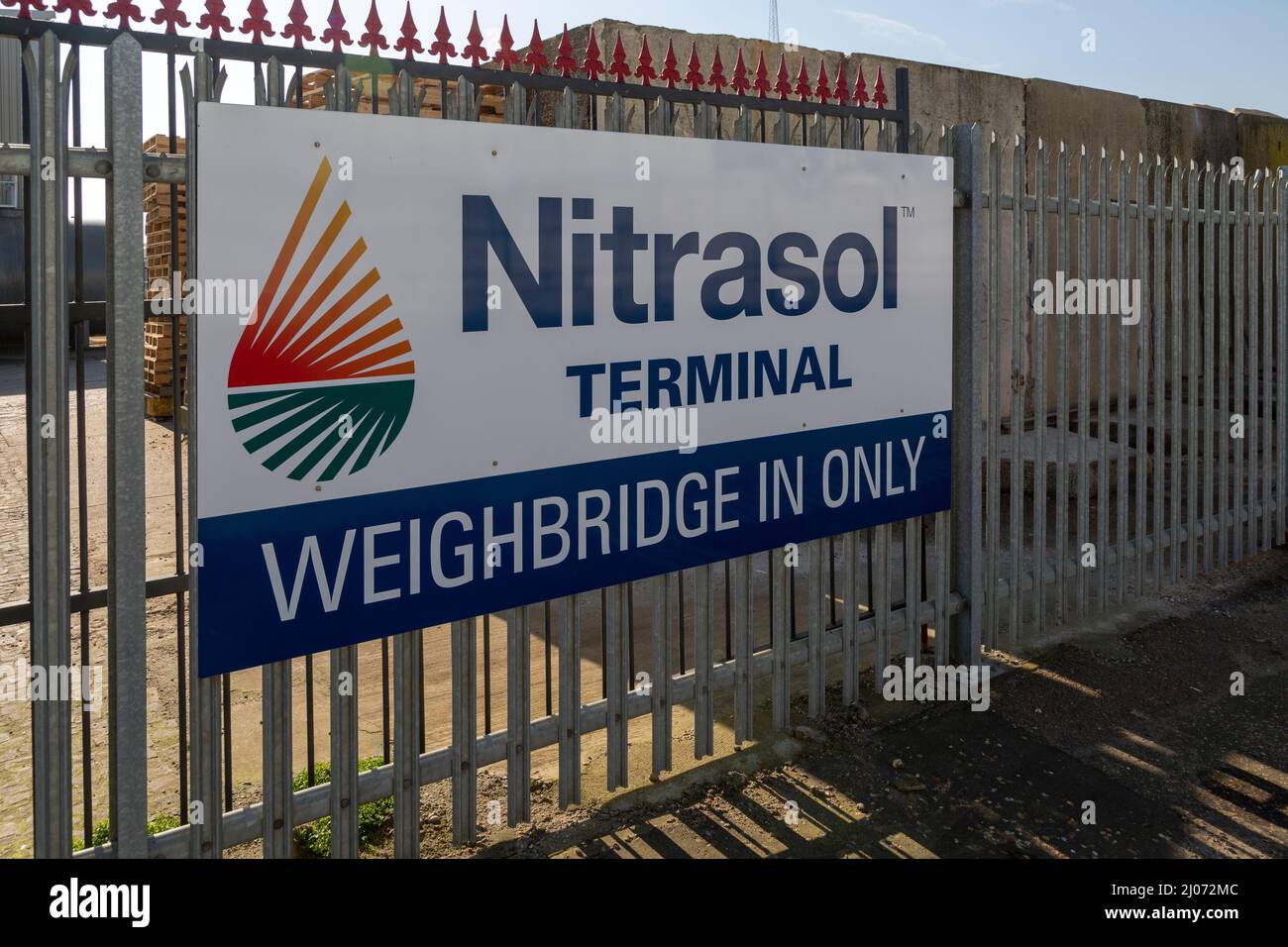 Cartello per Nitrasol terminal weighbridge, Great Yarmouth, Norfolk, England, UK Foto Stock