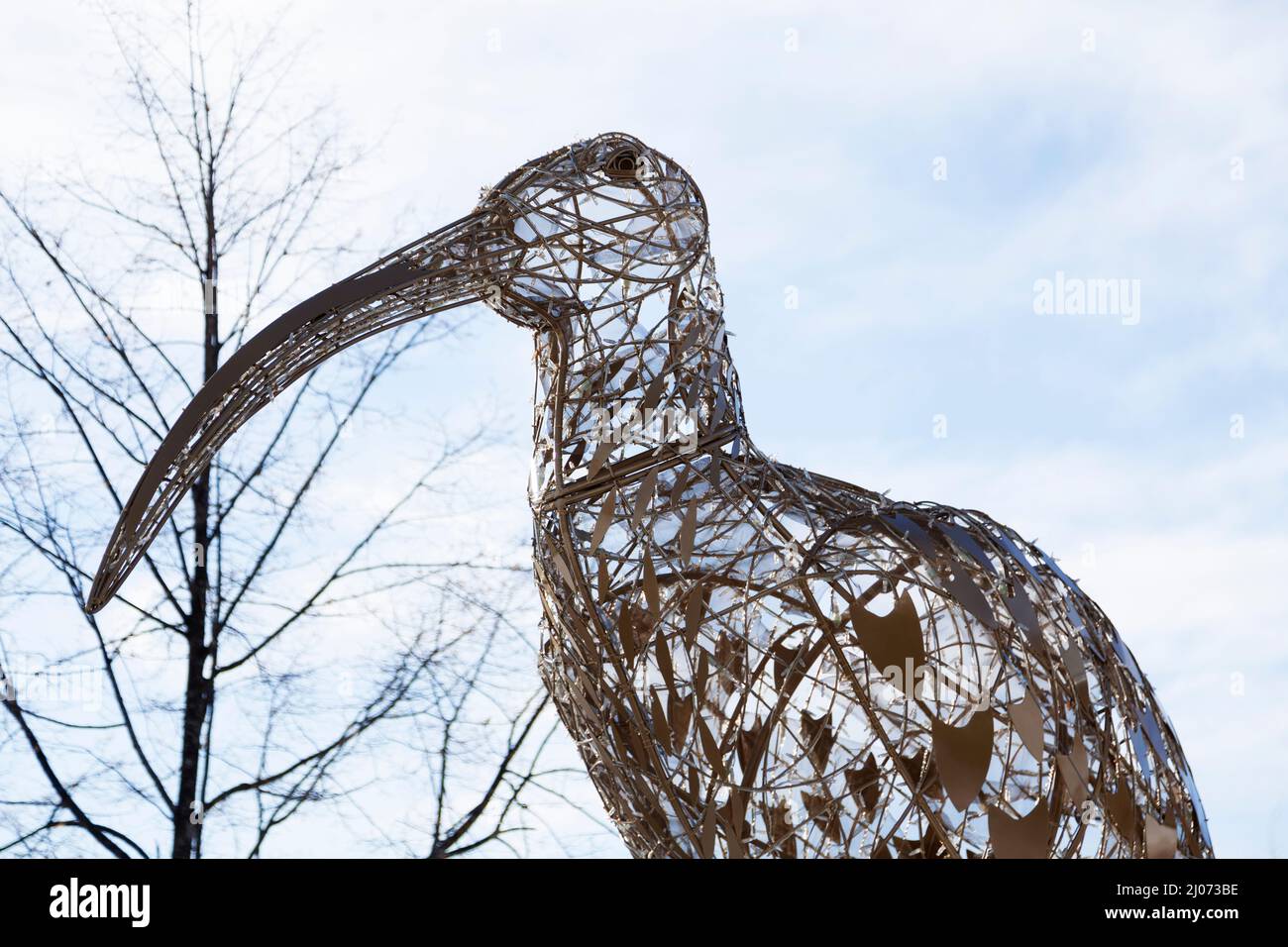 Umea, Norrland Svezia - 25 febbraio 2022: uccellino mostro come statua accanto al fiume Foto Stock