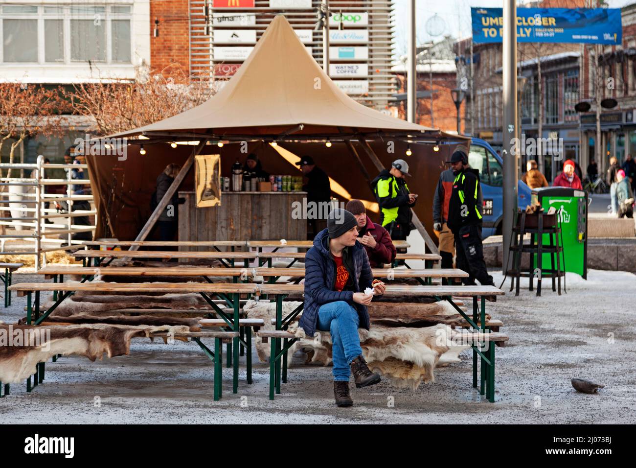 Umea, Norrland Svezia - 25 febbraio 2022: Tenda Sami con vendita di salsiccia Foto Stock