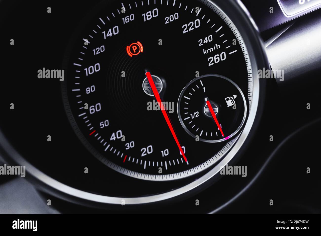 Tachimetro per auto, cruscotto di lusso con indicatori luminosi, vista ravvicinata, sfondo Foto Stock