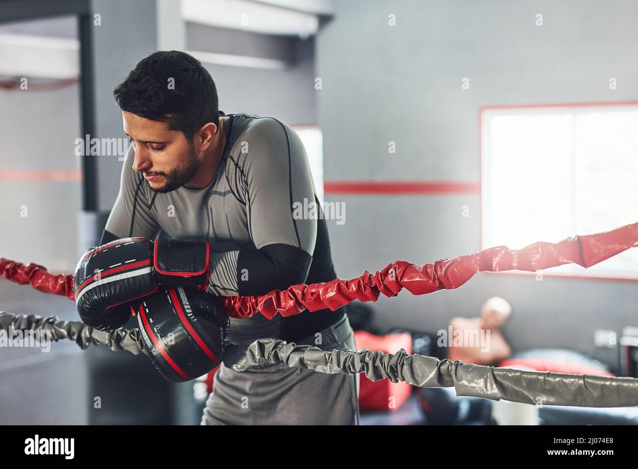 HES ha ricevuto una grande lotta in arrivo. Scatto corto di un addestramento professionale del combattente nella palestra. Foto Stock