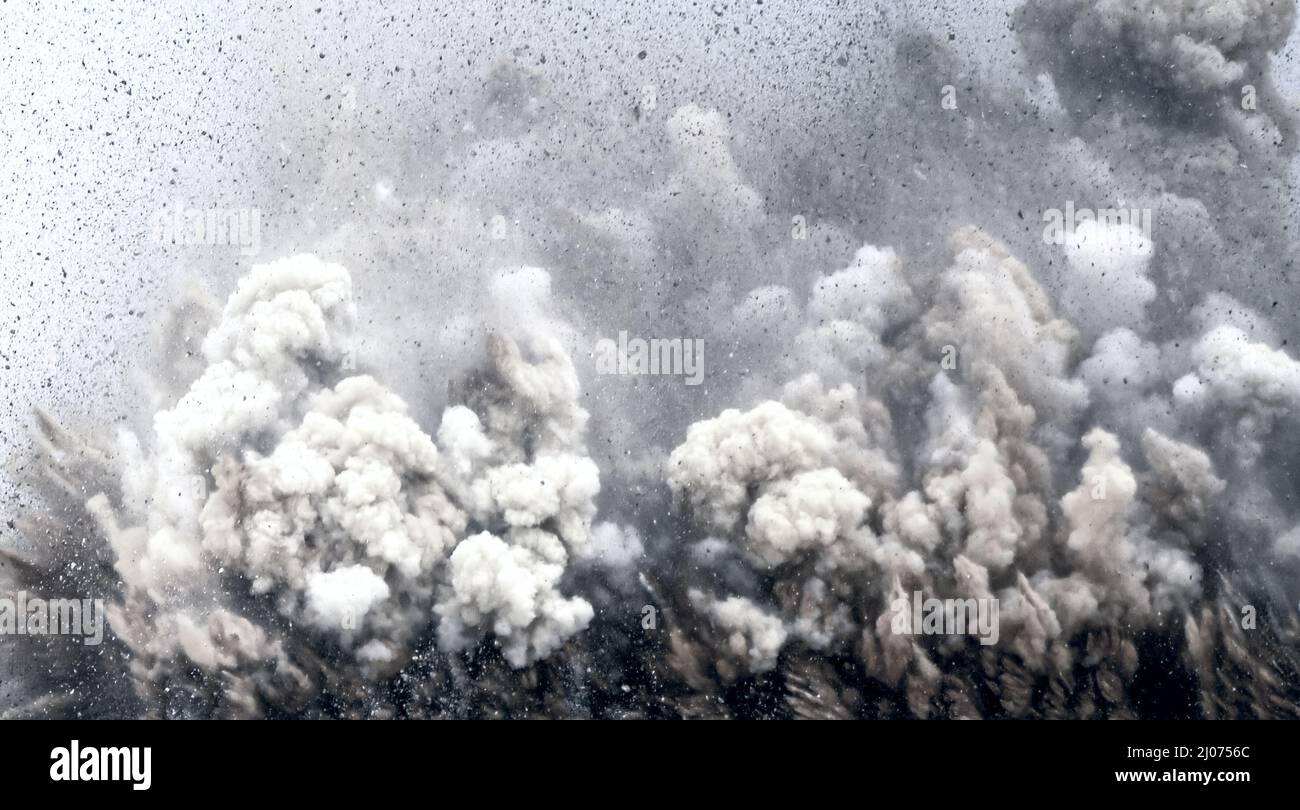 Il primo piano della tempesta di polvere durante la detonazione seriale elettronica sul sito minerario in Medio Oriente Foto Stock