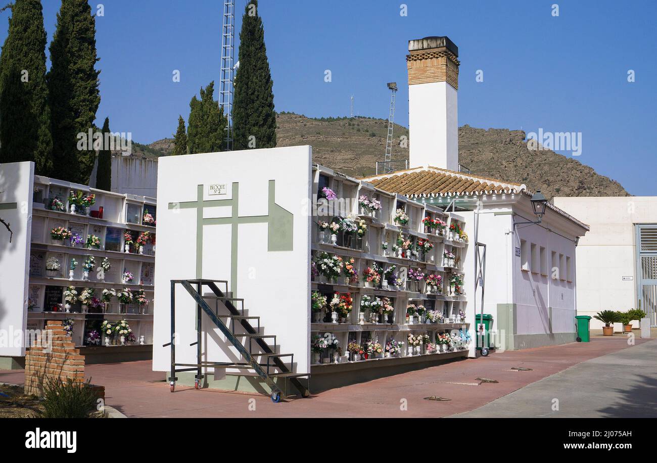Il cementery villaggio con crematorio e tombe di urna ad Alora, pueblo blanco, provincia di Malaga, Andalusia, Spagna Foto Stock