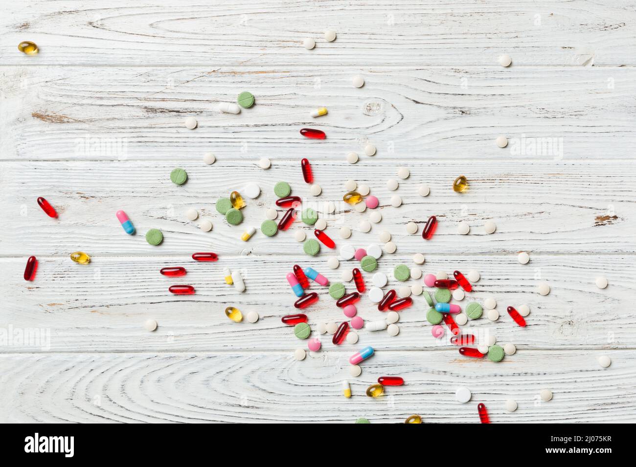 pillole assortite e tablet bordo superiore su sfondo colorato. Molte pillole diverse e spazio per il testo su sfondo colorato, vista dall'alto. Foto Stock