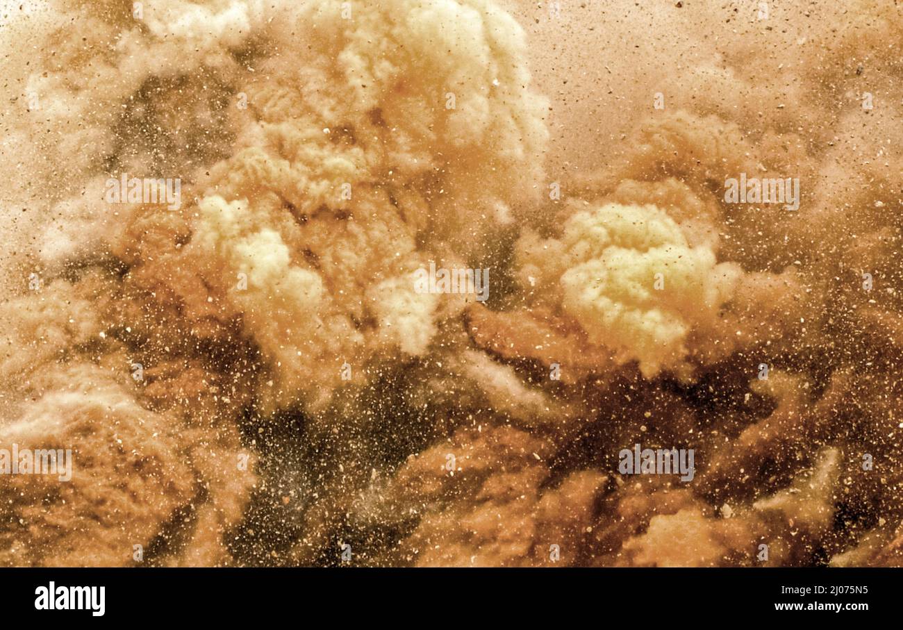 Primo piano della tempesta di polvere dopo l'esplosione del detonatore sul sito minerario Foto Stock