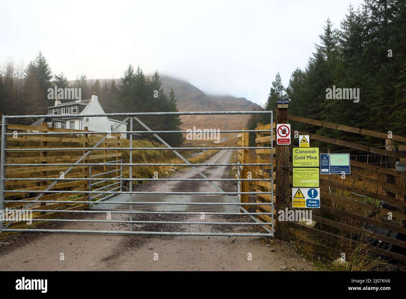 La miniera d'oro di Cononish firma e porta di accesso alla miniera vicino a Tyndrum, Scozia Foto Stock