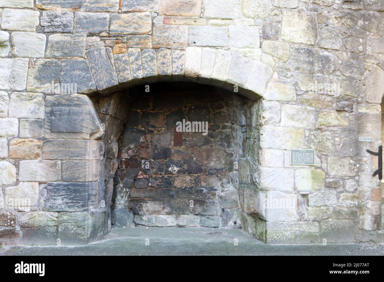 Il caminetto della Great Hall al castello di Crookston, un castello medievale di Glasgow, Scozia Foto Stock