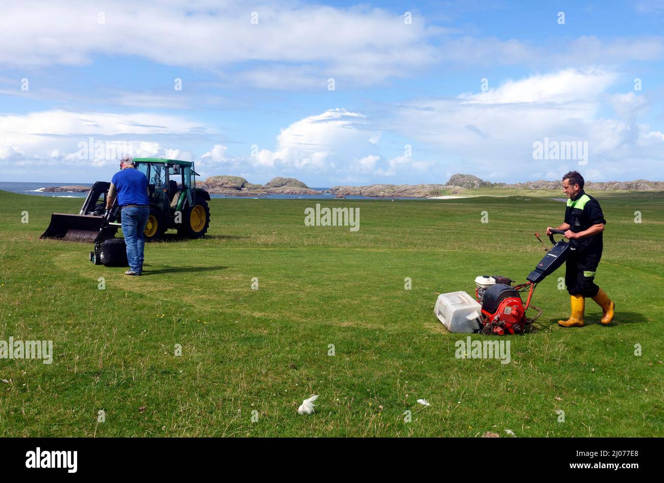 Isola di Iona, tagliando i green in preparazione all'evento Iona Open di golf che si tiene ogni anno in agosto. Golf come originariamente era giocato sul machair. Foto Stock