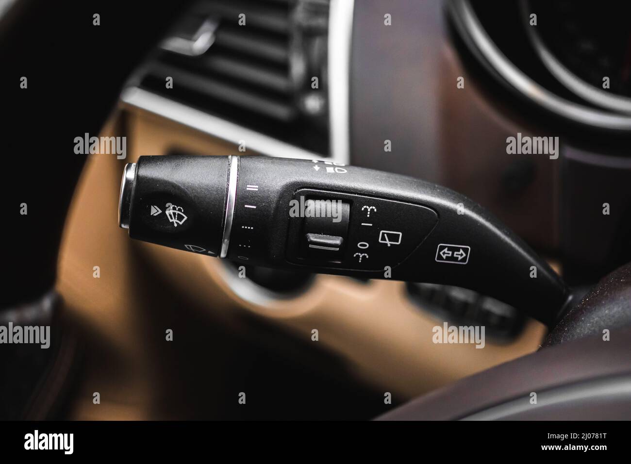 Spegnere le luci di un'auto. Indicatore di direzione integrato per auto da primo piano con foto interruttore fari Foto Stock