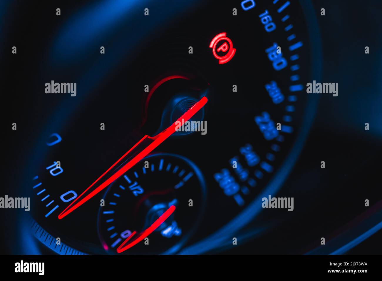 Sfondo luminoso del tachimetro dell'auto. Cruscotto di lusso con tachimetro rotondo all'interno della foto di un'auto sportiva Foto Stock