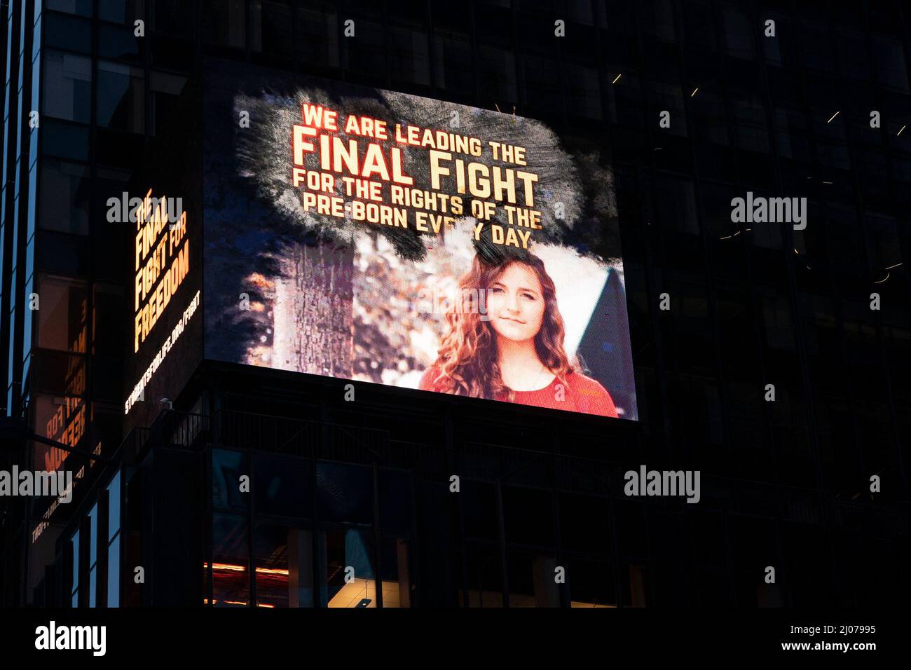 New York, New York, Stati Uniti. 16th Mar 2022. Pubblicità politica di tutte le strisce visto su cartelloni di Times Square. A favore e contro l'aborto, a sostegno dell'Ucraina contro l'aggressione russa, contro il mandato di vaccinazione COVID-19, contro la crudeltà per gli animali allevati per cibo, contro il riavvicinamento del presidente Biden con l'Arabia Saudita, il Venezuela e l'Iran. (Credit Image: © Lev Radin/Pacific Press via ZUMA Press Wire) Foto Stock