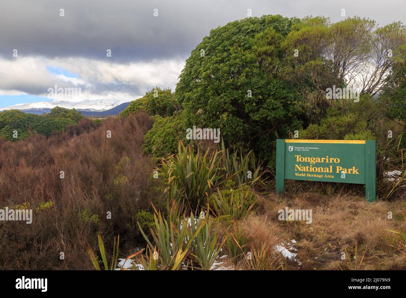 Un cartello del Dipartimento di conservazione ai margini del Parco Nazionale di Tongariro, un'area patrimonio dell'umanità nell'Isola del Nord centrale della Nuova Zelanda Foto Stock