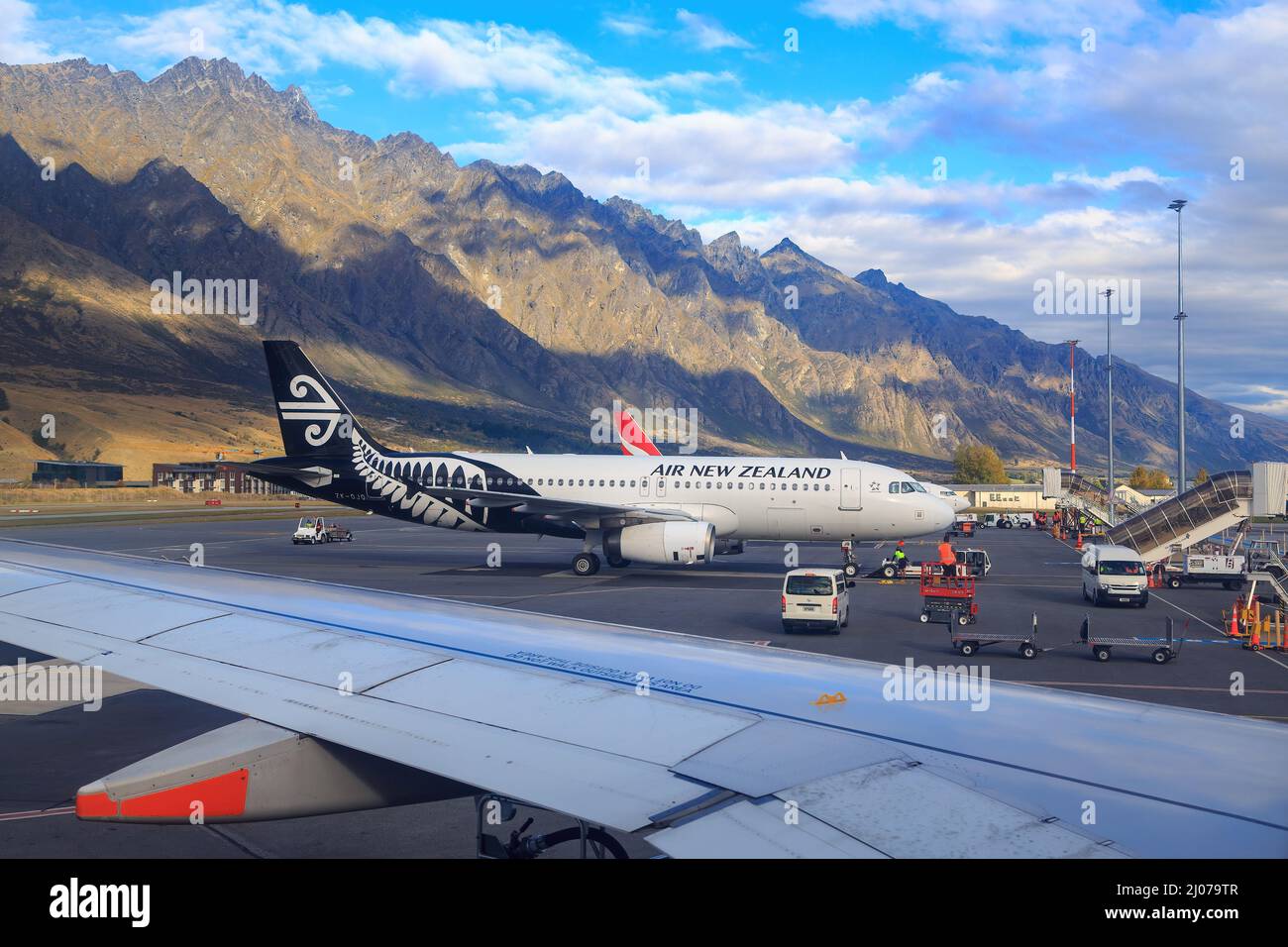 Un Airbus Air New Zealand A320-232 con una foglia di koru e felce sulla coda, all'Aeroporto di Queenstown, Queenstown, Nuova Zelanda Foto Stock